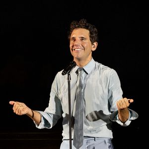 Mika chantant pendant le Mika Tour 2025- au Festival Teneramente, Gardone Riviera, Italie, le 24 juillet 2025 pendant le concert de musique Mika-tour 2025 le 24 juillet 2025 au Festival Teneramente-Anfiteatro del Vittoriale à Gardone Riviera, Italie. Photo par Fabio Benato/LiveMedia/SPUS/ABACAPRESS.COM