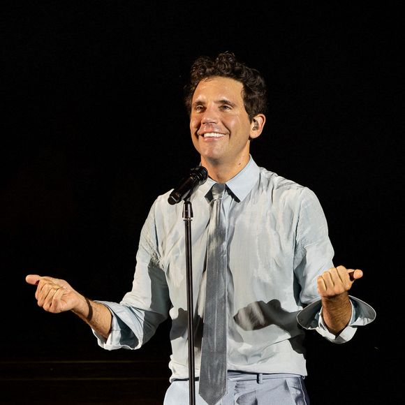 Mika chantant pendant le Mika Tour 2025- au Festival Teneramente, Gardone Riviera, Italie, le 24 juillet 2025 pendant le concert de musique Mika-tour 2025 le 24 juillet 2025 au Festival Teneramente-Anfiteatro del Vittoriale à Gardone Riviera, Italie. Photo par Fabio Benato/LiveMedia/SPUS/ABACAPRESS.COM