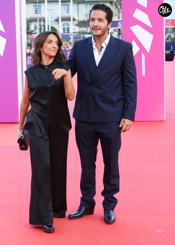 Un moment remarqué pour celle qui partage aujourd'hui la vie de l'humoriste suisse Alexandre Kominek, rencontré en 2020.

Florence Foresti et son compagnon Alexandre Kominek à la premiere du film 'Nouvelle Vague' lors du 51éme Festival du cinema Américain de Deauville le 12 Septembre 2025.
© Denis Guignebourg/Bestimage