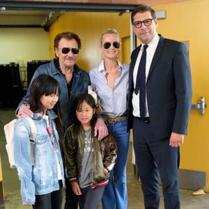 Exclusif - Johnny Hallyday, sa femme Laeticia et leurs filles Jade et Joy, et le consul général de France à Los Angeles Christophe Lemoine au bureau de vote de Los Angeles pour les élections présidentielles françaises de 2017. Le 6 mai 2017
© Chris Delmas / Bestimage