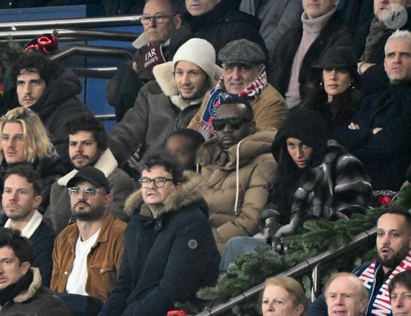 Ce dimanche 15 décembre 2024, le chanteur était au Parc des Princes avec son papa pour assister au match opposant le PSG et Lyon qui comptait pour la 15e journée de Ligue 1. 


Pauleta, Louis Garrel, Vianney et son père, Jérôme Rothen, Paul Mirabel, Gims et sa femme DemDem, Frédéric Anton, Florent Manaudou dans les tribunes du match de Ligue 1 McDonald's opposant le Paris Saint-Germain (PSG) à Lyon (3-1) au Parc des Princes à Paris le 15 décembre 2024.