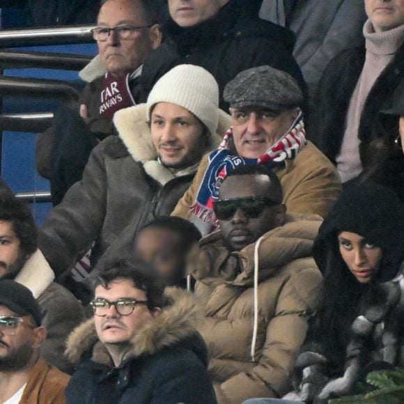 Ce dimanche 15 décembre 2024, le chanteur était au Parc des Princes avec son papa pour assister au match opposant le PSG et Lyon qui comptait pour la 15e journée de Ligue 1. 


Pauleta, Louis Garrel, Vianney et son père, Jérôme Rothen, Paul Mirabel, Gims et sa femme DemDem, Frédéric Anton, Florent Manaudou dans les tribunes du match de Ligue 1 McDonald's opposant le Paris Saint-Germain (PSG) à Lyon (3-1) au Parc des Princes à Paris le 15 décembre 2024.