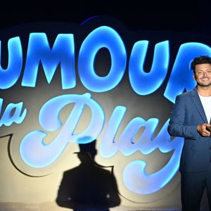 Kev Adams durant l'enregistrement de la première soirée de "L'humour à la plage" pour la 3ème édition du festival de Juan les Pins à la pinède Gould le 26 juin 2026. © Bebert-Tribeca/Bestimage