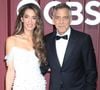 Sa silhouette était mise en valeur avec de subtils drapés sur ses épaules, tandis que ses cheveux bruns étaient coiffés avec de délicats wavys. 

Amal et George Clooney à la soirée Radio City Music Hall lors des Tony Awards 2025 à New York le 8 juin 2025. Crédit photo : Backgrid USA / Bestimage