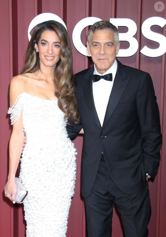 Sa silhouette était mise en valeur avec de subtils drapés sur ses épaules, tandis que ses cheveux bruns étaient coiffés avec de délicats wavys. 

Amal et George Clooney à la soirée Radio City Music Hall lors des Tony Awards 2025 à New York le 8 juin 2025. Crédit photo : Backgrid USA / Bestimage