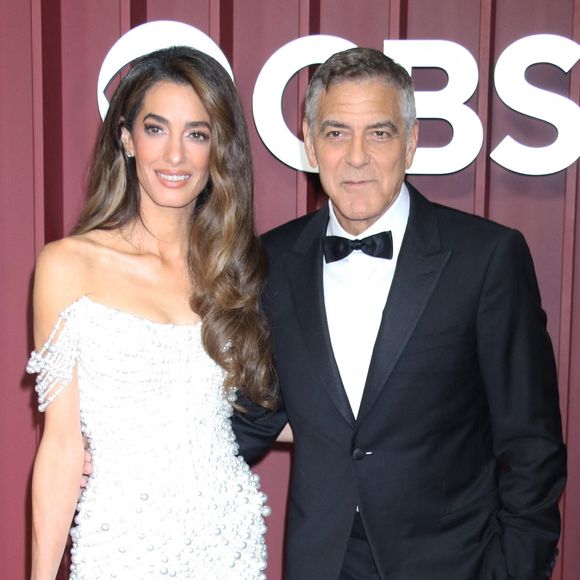 Sa silhouette était mise en valeur avec de subtils drapés sur ses épaules, tandis que ses cheveux bruns étaient coiffés avec de délicats wavys. 

Amal et George Clooney à la soirée Radio City Music Hall lors des Tony Awards 2025 à New York le 8 juin 2025. Crédit photo : Backgrid USA / Bestimage