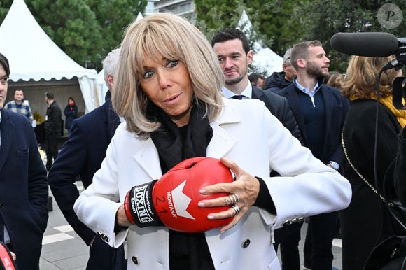 Plus en forme que jamais, la femme d'Emmanuel Macron a posé avec des gants de boxe aux mains (ce qui n'est pas sans rappeler les clichés de son époux en pleine séance d’échauffement de boxe en mars 2024). 

Clôture de l'opération de collecte de fonds "Pièces Jaunes", destinée à améliorer la vie des enfants hospitalisés, au Jardin Albert 1er, à Nice, France, le 7 février  2025© Bruno Bebert/Bestimage