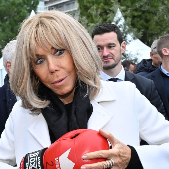 Plus en forme que jamais, la femme d'Emmanuel Macron a posé avec des gants de boxe aux mains (ce qui n'est pas sans rappeler les clichés de son époux en pleine séance d’échauffement de boxe en mars 2024). 

Clôture de l'opération de collecte de fonds "Pièces Jaunes", destinée à améliorer la vie des enfants hospitalisés, au Jardin Albert 1er, à Nice, France, le 7 février  2025© Bruno Bebert/Bestimage