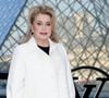 Son secret de jeunesse repose avant tout sur une protection rigoureuse de son visage et de son cou face au soleil.

Catherine Deneuve au photocall du défilé Louis Vuitton Collection Femme Prêt-à-Porter Automne/Hiver 2026-2027 lors de la Fashion Week de Paris (PFW) au musée du Louvre, à Paris, France, le 10 mars 2026 © Olivier Borde/Bestimage