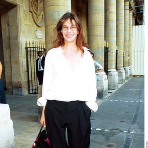 Jane Birkin, avec son sac Hermès, le 3 juillet 2001, à la Fête du cinéma au Ministère de la Culture, à Paris. COADIC GUIREC / BESTIMAGE