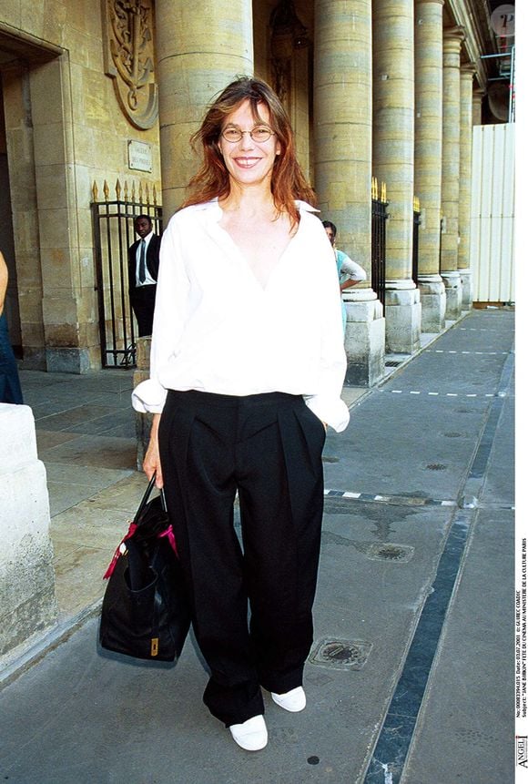 Jane Birkin, avec son sac Hermès, le 3 juillet 2001, à la Fête du cinéma au Ministère de la Culture, à Paris. COADIC GUIREC / BESTIMAGE