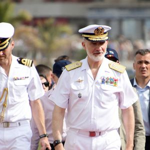 Le roi Felipe VI d'Espagne assiste à une démonstration dynamique dans le cadre des événements de la "Journée des forces armées 2025", à la plage d'Alcaravaneras,à Las Palmas de Gran Canaria le 6 juin 2025.