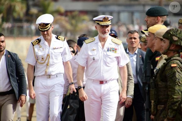 Le roi Felipe VI d'Espagne assiste à une démonstration dynamique dans le cadre des événements de la "Journée des forces armées 2025", à la plage d'Alcaravaneras,à Las Palmas de Gran Canaria le 6 juin 2025.
