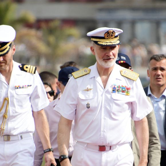 Le roi Felipe VI d'Espagne assiste à une démonstration dynamique dans le cadre des événements de la "Journée des forces armées 2025", à la plage d'Alcaravaneras,à Las Palmas de Gran Canaria le 6 juin 2025.