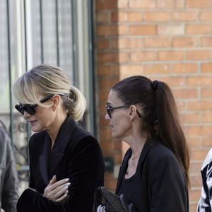 Ses filles ont demandé aux personnes présentes de n'apporter que des fleurs blanches.

Laeticia Hallyday - Arrivées aux obsèques de N.Farès en l'église Saint-Jean-de-Montmartre à Paris, le 24 avril 2026. N.Farès est décédée le 17 avril 2026 à l'âge de 57 ans, quelques jours après un "incident cardiaque" survenu le 12 avril 2026 dans la piscine du complexe sportif, Blanche (9ème).
© Jacovides / Borde / Bestimage