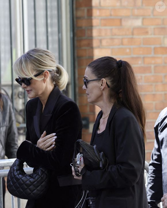 Ses filles ont demandé aux personnes présentes de n'apporter que des fleurs blanches.

Laeticia Hallyday - Arrivées aux obsèques de N.Farès en l'église Saint-Jean-de-Montmartre à Paris, le 24 avril 2026. N.Farès est décédée le 17 avril 2026 à l'âge de 57 ans, quelques jours après un "incident cardiaque" survenu le 12 avril 2026 dans la piscine du complexe sportif, Blanche (9ème).
© Jacovides / Borde / Bestimage