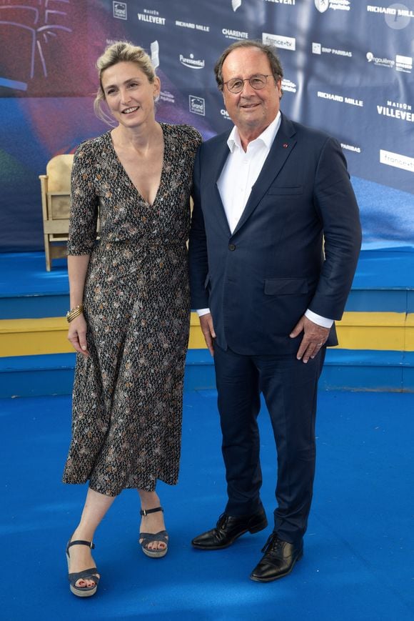 Julie Gayet et son mari François Hollande aux arrivées sur le tapis bleu de la 16ème édition du festival du film francophone de Angoulême le 25 août 2023.
© Coadic Guirec / Bestimage