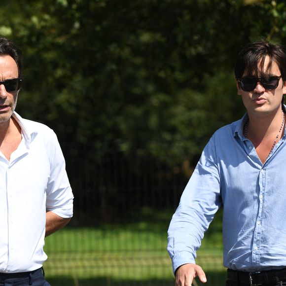 Anthony Delon et son demi-frère Alain-Fabien découvrent les hommages devant les grilles de la propriété de Douchy, quelques heures avant les obsèques de leur père, A.Delon, le 24 août 2024.  © Agence / Bestimage