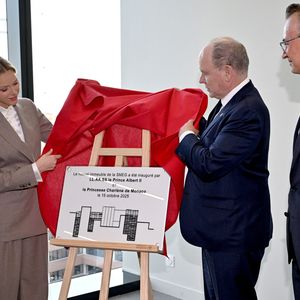Le prince Albert II de Monaco et la princesse Charlene ont visité en compagnie de M. Thomas Bataglione, l'administrateur et directeur général de la SMEG, le nouveau siège social de la société, installé dans le quartier de Fontvieille à Monaco, le 15 octobre 2025. © Bruno Bebert / Bestimage
