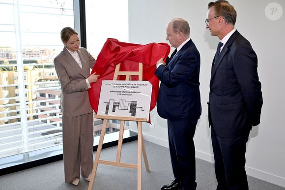 Le prince Albert II de Monaco et la princesse Charlene ont visité en compagnie de M. Thomas Bataglione, l'administrateur et directeur général de la SMEG, le nouveau siège social de la société, installé dans le quartier de Fontvieille à Monaco, le 15 octobre 2025. © Bruno Bebert / Bestimage