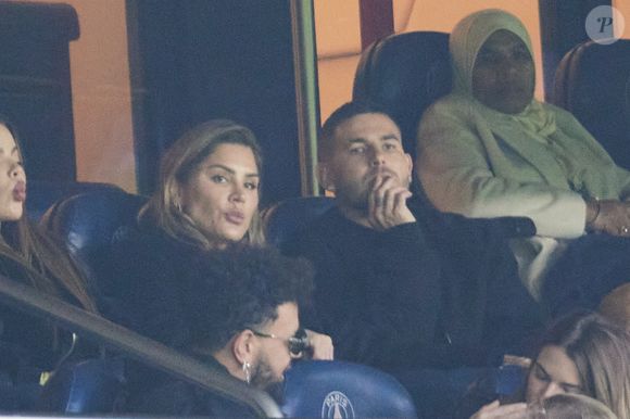 Une famille colombienne les accuse devant la justice française.

Lucas Hernandez et sa nouvelle compagne Victoria Triay en tribunes du match de Ligue 1 McDonald's opposant le Paris Saint-Germain (PSG) au Racing Club de Lens (RCL) (1-0) au Parc des Princes à Paris, France, le 2 novembre 2024. Cyril Moreau/Bestimage