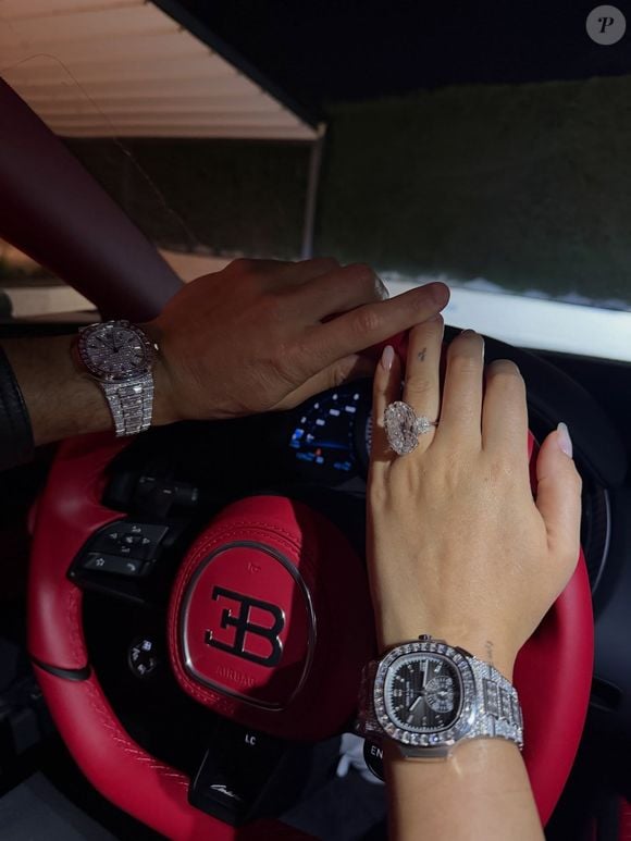 Le couple se trouve à bord d'une rarissime Bugatti Centodieci, un bolide acheté près de 10 millions d'euros par le footballeur.

Photo de Georgina Rodriguez et Cristiano Ronaldo sur Instagram. Mars 2026.