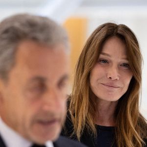 Avec sa guitare, Carla a choisi de répondre par la musique et un message de résilience.

L'ancien président français Nicolas Sarkozy s'adresse à la presse, entouré de son épouse Carla Bruni, après le verdict de son procès pour financement illégal de sa campagne par la Libye lors de son élection à la présidence en 2007, au tribunal de Paris, à Paris, le 25 septembre 2025. Photo par Raphael Lafargue/ABACAPRESS.COM