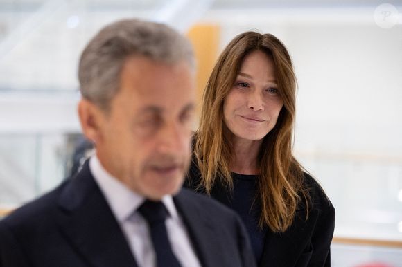 Avec sa guitare, Carla a choisi de répondre par la musique et un message de résilience.

L'ancien président français Nicolas Sarkozy s'adresse à la presse, entouré de son épouse Carla Bruni, après le verdict de son procès pour financement illégal de sa campagne par la Libye lors de son élection à la présidence en 2007, au tribunal de Paris, à Paris, le 25 septembre 2025. Photo par Raphael Lafargue/ABACAPRESS.COM