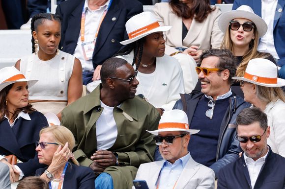 Laurent Lafitte, Omar Sy et sa femme Hélène en tribunes lors des Internationaux de France de Tennis de Roland Garros 2025, à Paris, France, le 7 juin 2025. © Cyril Moreau/Bestimage