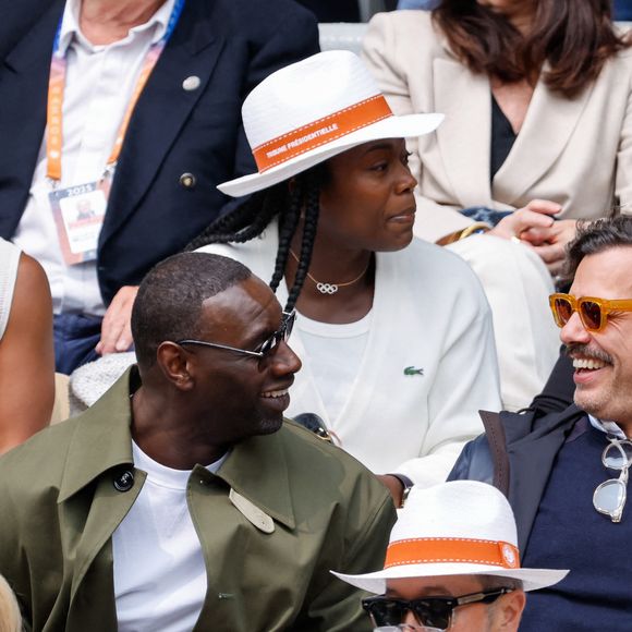 Laurent Lafitte, Omar Sy et sa femme Hélène en tribunes lors des Internationaux de France de Tennis de Roland Garros 2025, à Paris, France, le 7 juin 2025. © Cyril Moreau/Bestimage