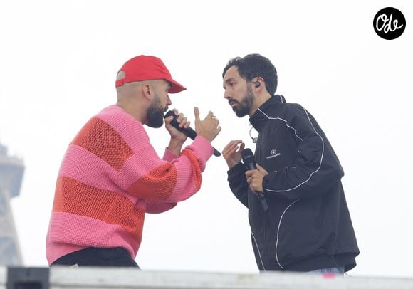 Bigflo et Oli (Florian et Olivier Ordonnez) lors du concert à l'occasion de l'opération "vacances de OUF, journée des oubliés des vacances" pour les 80 ans du Secours Populaire au Champ-de-Mars à Paris le 20 août 2025. © Coadic Guirec / Bestimage
