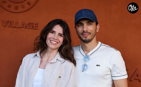 Aujourd'hui, Louise Monot est en couple avec l'acteur Samir Boitard, rencontré en 2014 sur le tournage du téléfilm "Où es-tu maintenant ?".

Louise Monot et son compagnon Samir Boitard au village lors des Internationaux de France de Tennis de Roland Garros 2026. Paris, le 27 mai 2026.

© Jacovides-Moreau / Bestimage