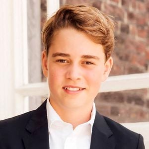 Le prince George vient de faire sa rentrée au prestigieux collège d’Eton.

A l'occasion de son 13ème anniversaire, le palais de Kensington a partagé une photo officielle du prince George de Galles.
Kensington Palace via Bestimage