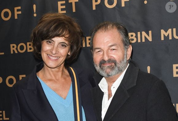 Denis Olivennes habite au rez-de-chaussée de l'immeuble d'Inès de la Fressange.

Denis Olivennes et sa compagne Inès de la Fressange à la Générale du nouveau spectacle "Muriel Robin et Pof !" au Palais des Sports à Paris, le 3 octobre 2019. 

Photo : Coadic Guirec / Bestimage