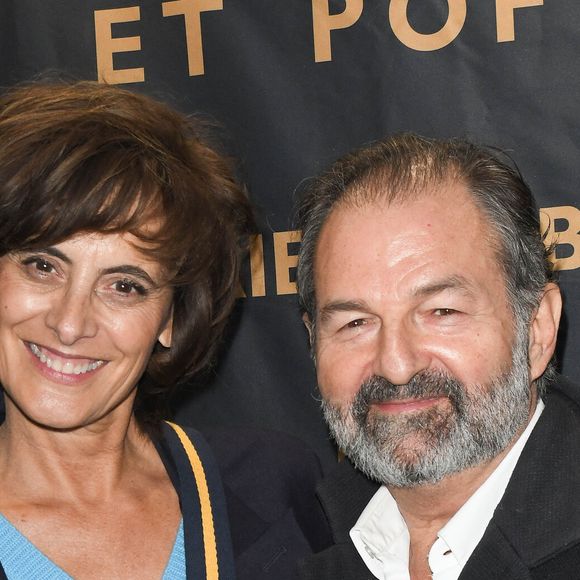 Denis Olivennes habite au rez-de-chaussée de l'immeuble d'Inès de la Fressange.

Denis Olivennes et sa compagne Inès de la Fressange à la Générale du nouveau spectacle "Muriel Robin et Pof !" au Palais des Sports à Paris, le 3 octobre 2019. 

Photo : Coadic Guirec / Bestimage