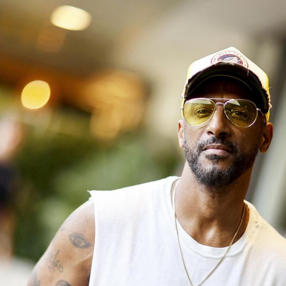 Stomy Bugsy a alors décidé d'écrire Mon papa à moi est un gangster en se mettant dans la tête de son fils, donnant naissance à l'un de ses plus grands succès.

Stomy Bugsy dans les tribunes lors des Internationaux de France de tennis de Roland-Garros 2026. Paris, le 28 mai 2026.

© Jacovides-Moreau / Bestimage