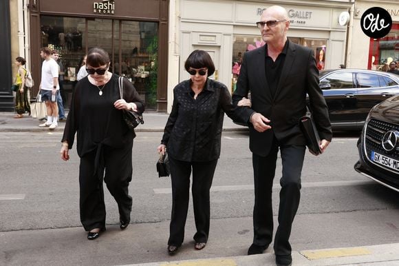 Exclusif - Monique Mathieu, Mireille Mathieu et Hervé Marc (manager et le fidèle collaborateur de la chanteuse) lors de la cérémonie religieuse pour Olivier Echaudemaison en l'église Saint-Roch à Paris, France, le 7 septembre 2026. © Christophe Aubert/Bestimage
