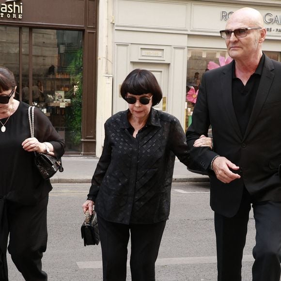 Exclusif - Monique Mathieu, Mireille Mathieu et Hervé Marc (manager et le fidèle collaborateur de la chanteuse) lors de la cérémonie religieuse pour Olivier Echaudemaison en l'église Saint-Roch à Paris, France, le 7 septembre 2026. © Christophe Aubert/Bestimage