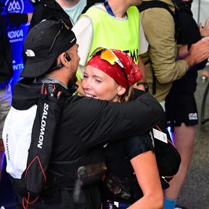 Amandine Petit (9 heures et 3 minutes) et son mari Julien Georges à l'arrivée de la course MCC (40 kms) de l'UTMB (Ultra Trail du Mont Blanc) à Chamonix le 24 août 2026.

© Romain Doucelin / Bestimage