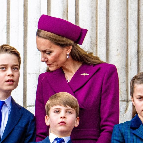 Catherine, princesse de Galles, le prince George, la princesse Charlotte et le prince Louis lors de leur apparition sur le balcon du palais de Buckingham pour assister au défilé aérien du 80e jour de la Victoire en Europe par les forces armées au-dessus du Mall et du palais de Buckingham à Londres, marquant le 80e anniversaire de la fin de la Seconde Guerre mondiale en Europe. Londres, Royaume-Uni, le 5 mai 2025. Photo by Mischa Schoemaker/ABACAPRESS.COM