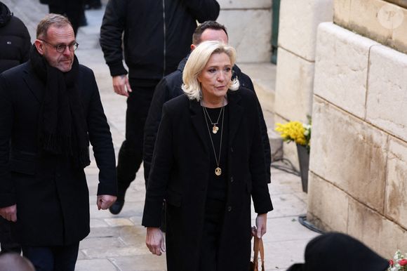 La présidente du parti d'extrême droite français Rassemblement national Marine Le Pen, accompagnée du maire de Henin Beaumont Steeve Briois, arrive à l'église Notre-Dame de l'Assomption, pour la cérémonie funéraire de l'actrice française Brigitte Bardot, à Saint-Tropez, dans le sud-est de la France, le 7 janvier 2026. L'actrice française Brigitte Bardot, symbole de la libération sexuelle dans les années 1950 et 1960, qui s'est réinventée en défenseuse des droits des animaux et a embrassé des opinions d'extrême droite, est décédée le 28 décembre 2025 à l'âge de 91 ans. Photo par Raphael Lafargue/ABACAPRESS.COM