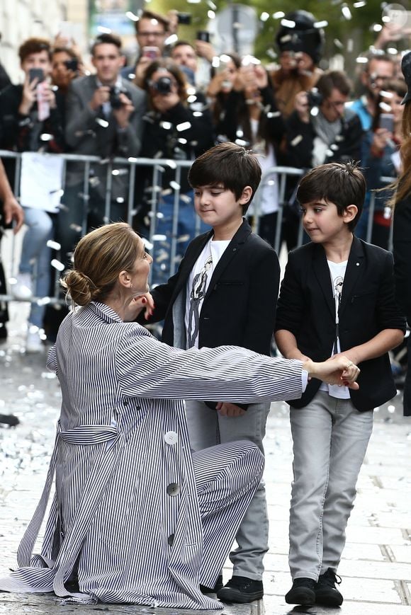 Eddy et Nelson Angelil - Celine Dion quitte l'hôtel Royal Monceau avec ses enfants et prend un jet privé au Bourget le 10 août 2017.