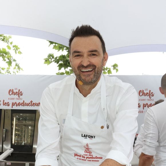 Les Chefs à Saint-Tropez fêtent les producteurs 2025 - Inauguration de la 5e édition,  les Chefs et les producteurs se retrouvent sur la place des Lices à Saint-Tropez, le 3 mai 2025. Le chef Cyril Lignac. ©Jean-Marc Lhomer / Bestimage.