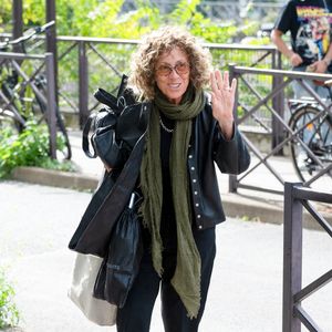 Exclusif - La journaliste Mireille Dumas arrive à l'enregistrement de l'émission "Vivement dimanche" à Paris, France, le 9 septembre 2025, et diffusée le 12 octobre 2025 sur France 3. © Jonathan Jacob/Bestimage