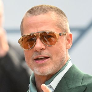 Sa petite-fille Sydney lui a rendu un vibrant hommage sur Instagram, saluant sa bonté, sa foi et son amour de la peinture.

Brad Pitt à la première européenne de ‘F1 The Movie’ au Cineworld, Leicester Square à Londres, en Angleterre. © Backgrid UK/ Bestimage