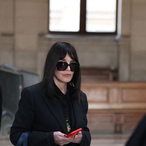 Isabelle Adjani arrive pour la tenue de son procès en appel (chambre 2-13) pour fraude fiscale, au Palais de Justice de Paris, le 27 février 2026.
© Julien Sarkissian/Bestimage