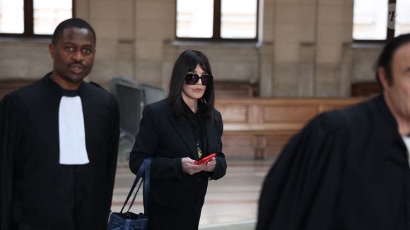 Isabelle Adjani arrive pour la tenue de son procès en appel (chambre 2-13) pour fraude fiscale, au Palais de Justice de Paris, le 27 février 2026.
© Julien Sarkissian/Bestimage