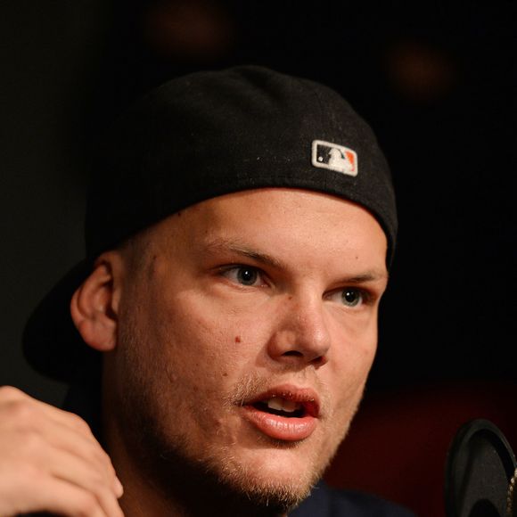 Archives - Le DJ Avicii sur Radio Y-100 à Fort Lauderdale le 12 février 2016. Agence - Bestimage

Le DJ suédois Tim Bergling, alias Avicii, connu pour son tube Wake Me Up est mort à l'âge de 28 ans à Mascate (sultanat d'Oman), annonce son agent, vendredi 20 avril. 
"C'est avec une profonde tristesse que nous annonçons la perte de Tim Bergling, également connu sous le nom d'Avicii, qui a été retrouvé mort à Muscat, Oman, vendredi 20 avril, heure locale. La famille est dévastée. Nous demandons à chacun de respecter son besoin de protection de la vie privée en cette période difficile, aucune autre déclaration ne sera faite", écrit-il dans un communiqué.