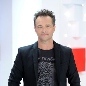 Laura explique qu’elle ne l’a rencontré qu’à l’âge de 15 ans, malgré leur lien familial.

Exclusif - David Hallyday - Enregistrement de l'émission "Vivement Dimanche" au studio Gabriel à Paris, présentée par Michel Drucker et diffusée le 29 septembre 2019 sur France 2. Le 11 septembre 2019 © Guillaume Gaffiot / Bestimage