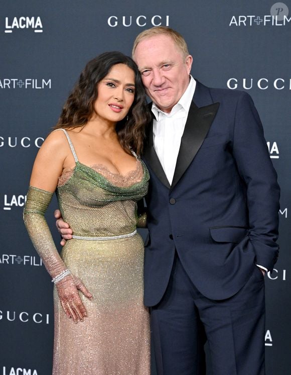 Si, sur la première photo, l'ex-top model pose avec Augustin, sur d'autres, la famille est réunie : le jeune homme pose avec sa belle-mère, Salma Hayek, puis avec la comédienne, son père et sa mère, puis seul avec son père, un cigare à la bouche !

Salma Hayek et François-Henri Pinault au photocall de la soirée du 11th Annual LACMA Art + Film Gala à Los Angeles, le 5 novembre 2022. AGENCE / BESTIMAGE